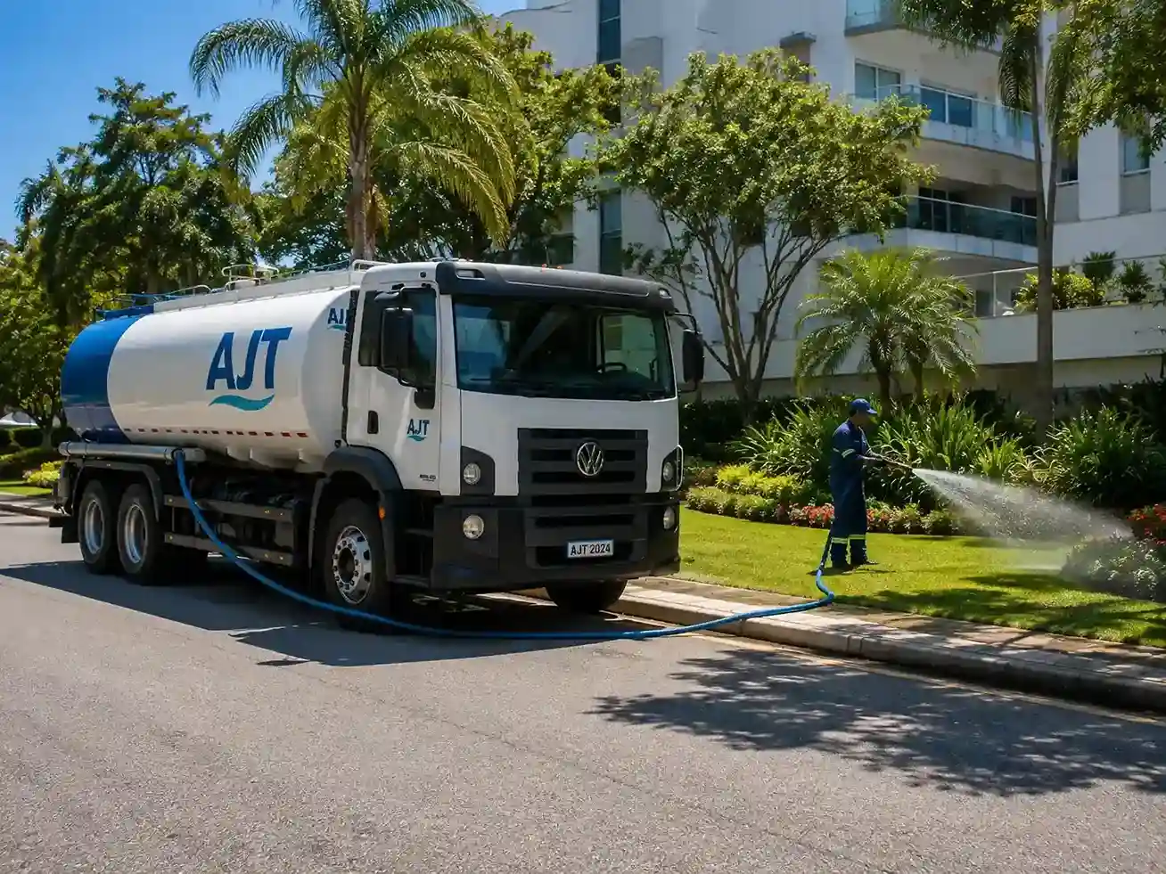 Irrigação e controle de poeira com caminhão pipa em Biguaçu
